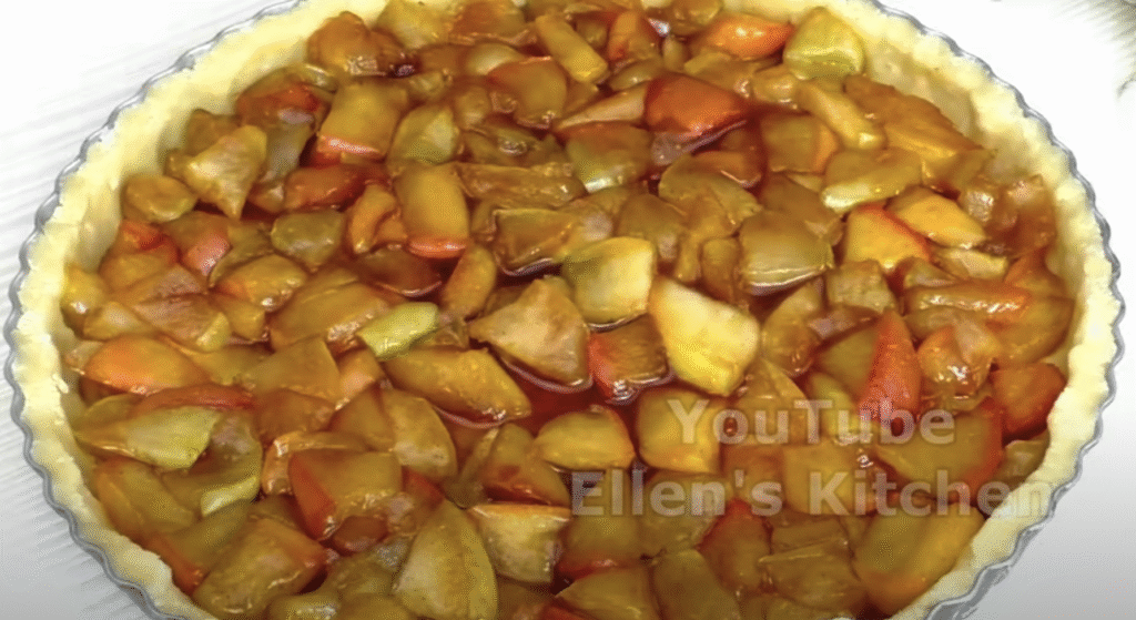 Voňavý drobenkový koláč s karamelizovanými jablky a skořicí – ideální ke kávě či šálku horkého čaje