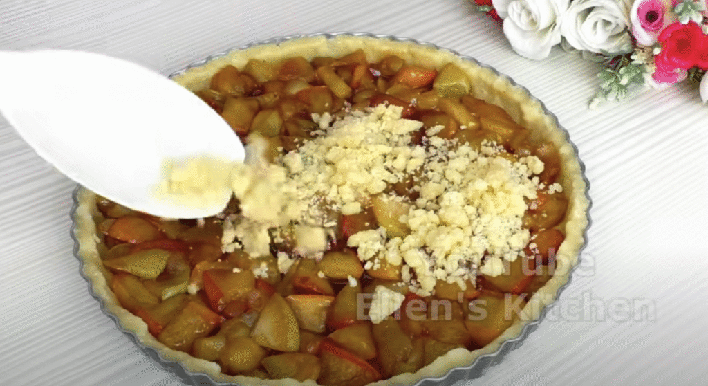 Voňavý drobenkový koláč s karamelizovanými jablky a skořicí – ideální ke kávě či šálku horkého čaje