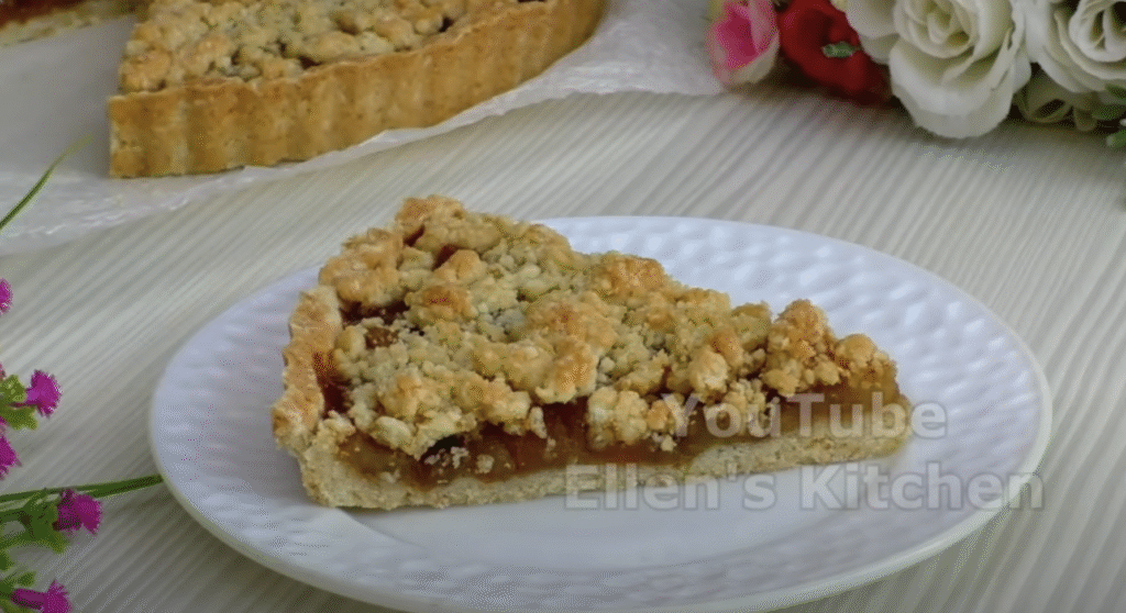 Voňavý drobenkový koláč s karamelizovanými jablky a skořicí – ideální ke kávě či šálku horkého čaje