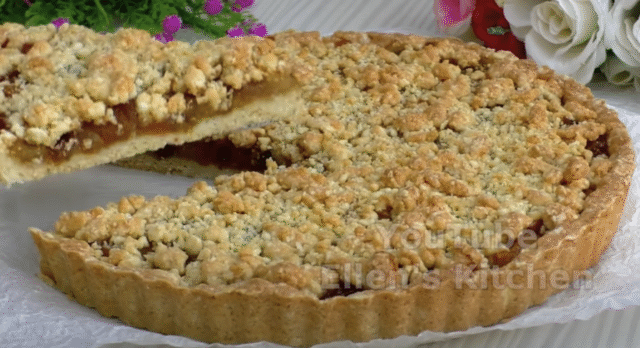 Voňavý drobenkový koláč s karamelizovanými jablky a skořicí – ideální ke kávě či šálku horkého čaje