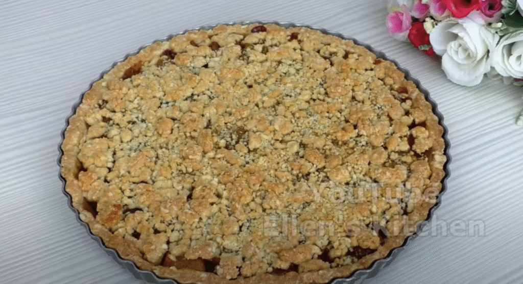 Voňavý drobenkový koláč s karamelizovanými jablky a skořicí – ideální ke kávě či šálku horkého čaje