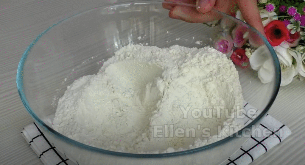 Voňavý drobenkový koláč s karamelizovanými jablky a skořicí – ideální ke kávě či šálku horkého čaje