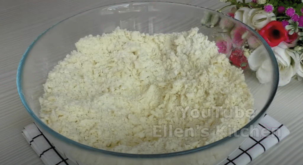 Voňavý drobenkový koláč s karamelizovanými jablky a skořicí – ideální ke kávě či šálku horkého čaje