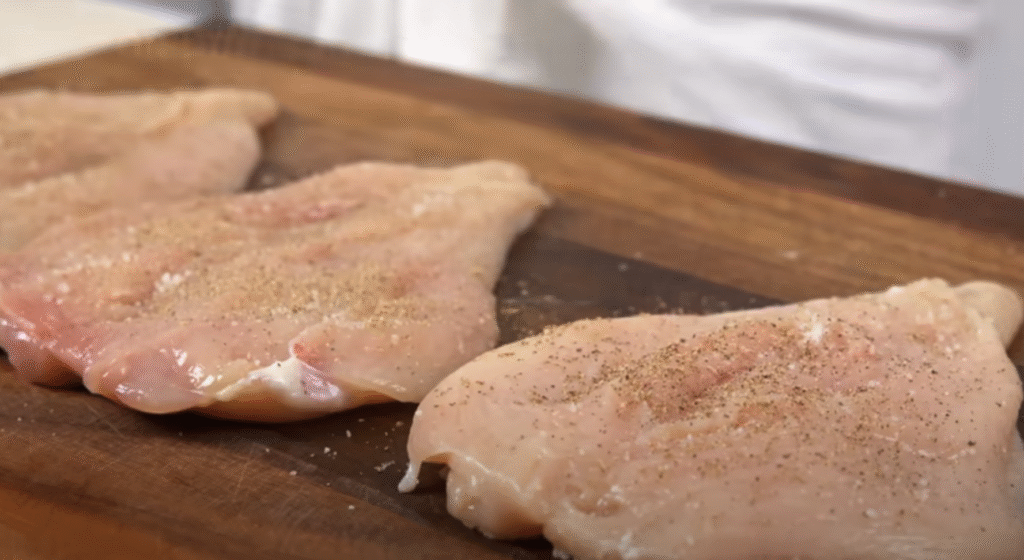 Křupavá kuřecí prsa plněná bylinkovo-česnekovým máslem v panko strouhance