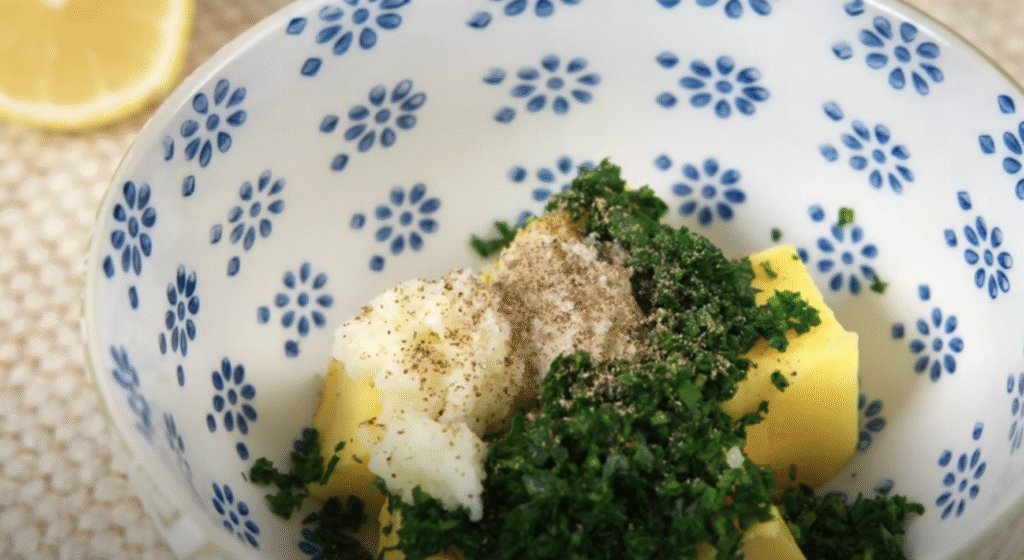 Křupavá kuřecí prsa, obalená v zlatavé panko strouhance a plněná voňavou bylinkovo-česnekovou náplní