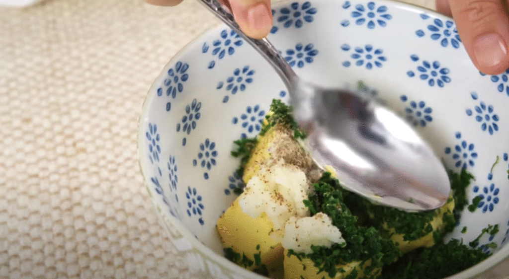 Křupavá kuřecí prsa, obalená v zlatavé panko strouhance a plněná voňavou bylinkovo-česnekovou náplní