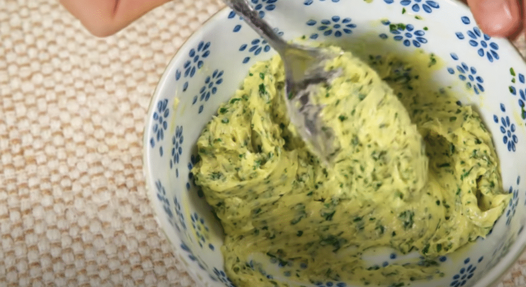 Křupavá kuřecí prsa, obalená v zlatavé panko strouhance a plněná voňavou bylinkovo-česnekovou náplní