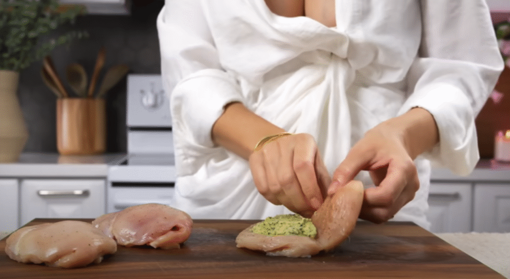 Křupavá kuřecí prsa, obalená v zlatavé panko strouhance a plněná voňavou bylinkovo-česnekovou náplní