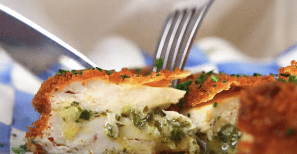 Křupavá kuřecí prsa, obalená v zlatavé panko strouhance a plněná voňavou bylinkovo-česnekovou náplní