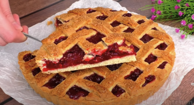 Linecký mřížkový koláč s třešňovou náplní – křehký, šťavnatý a ideální ke kávě či na víkendové mlsání