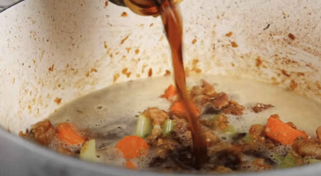 Gurmánské dušené hovězí ragú na pivu Guinness s kořenovou zeleninou a slaninou