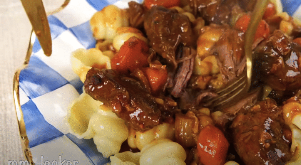 Gurmánské dušené hovězí ragú na pivu Guinness s kořenovou zeleninou a slaninou