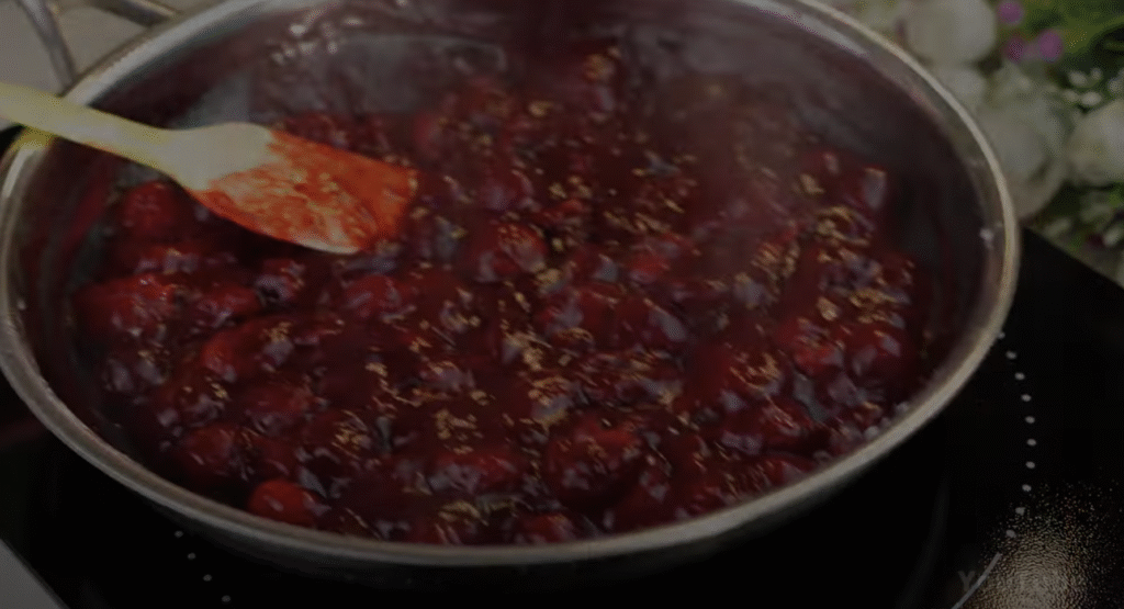 Jemný drobenkový koláč s třešňemi – ovocná klasika s vůní domova