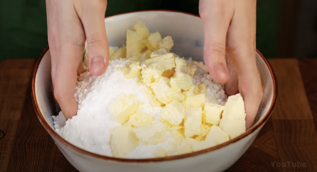 Jemný drobenkový koláč s třešňemi – ovocná klasika s vůní domova