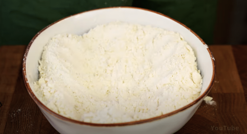 Jemný drobenkový koláč s třešňemi – ovocná klasika s vůní domova