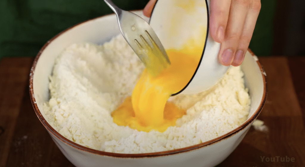 Jemný drobenkový koláč s třešňemi – ovocná klasika s vůní domova