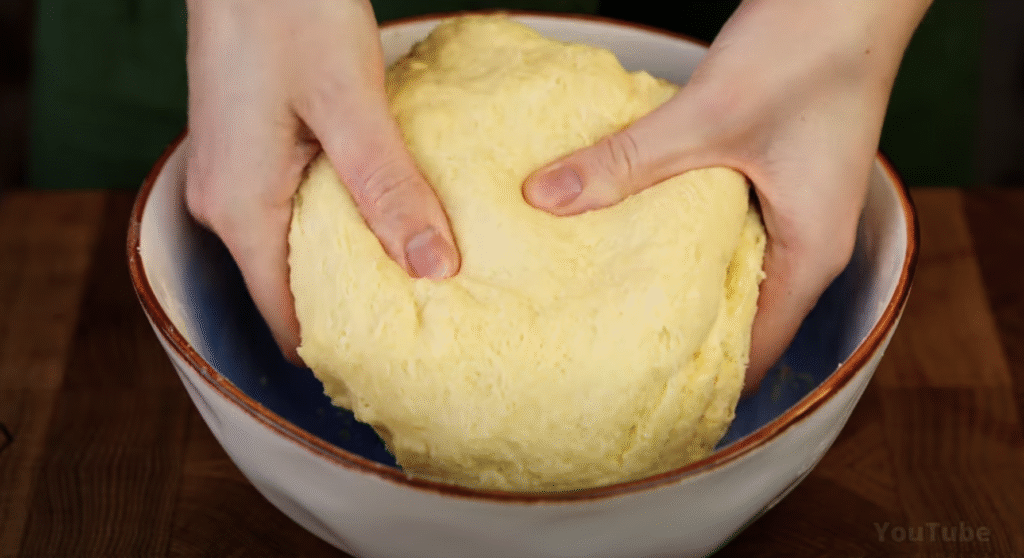 Jemný drobenkový koláč s třešňemi – ovocná klasika s vůní domova