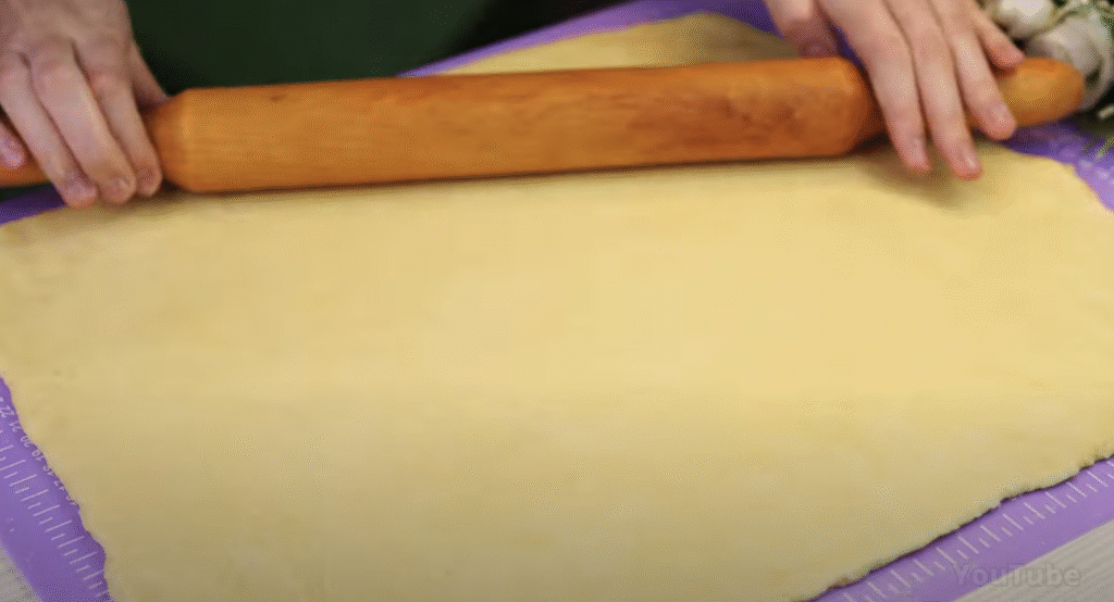 Jemný drobenkový koláč s třešňemi – ovocná klasika s vůní domova