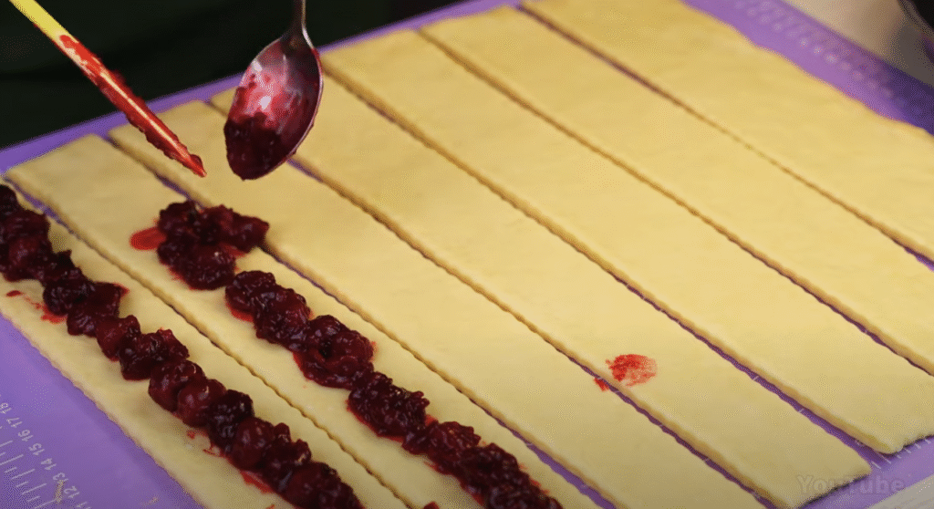 Jemný drobenkový koláč s třešňemi – ovocná klasika s vůní domova