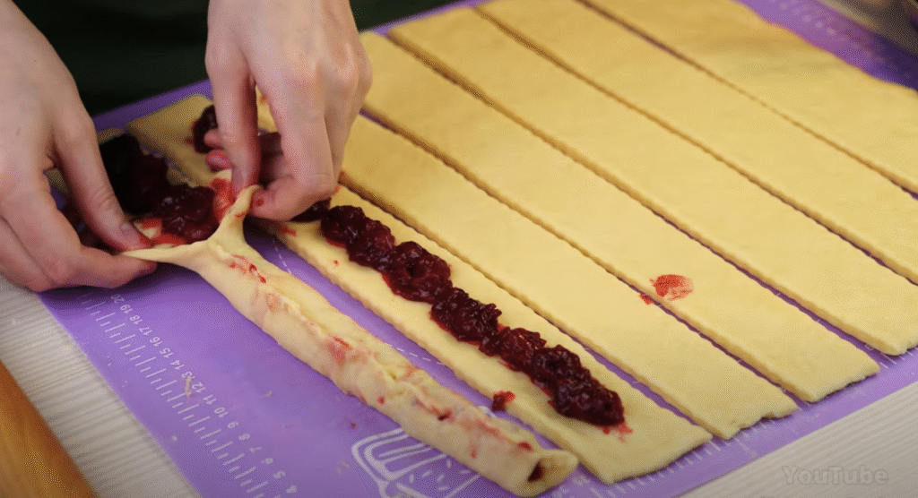 Jemný drobenkový koláč s třešňemi – ovocná klasika s vůní domova