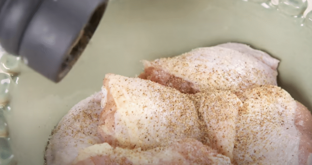 Pečená kuřecí stehna s jemnou medovo-citronovou glazurou, podávaná s voňavými bramborami a barevnou zeleninou