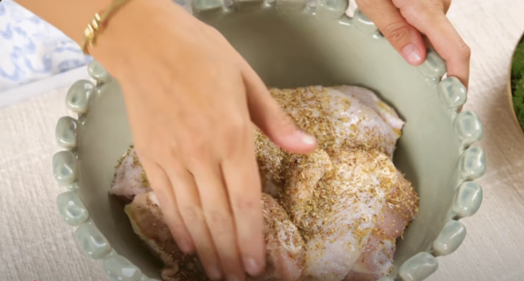 Pečená kuřecí stehna s jemnou medovo-citronovou glazurou, podávaná s voňavými bramborami a barevnou zeleninou