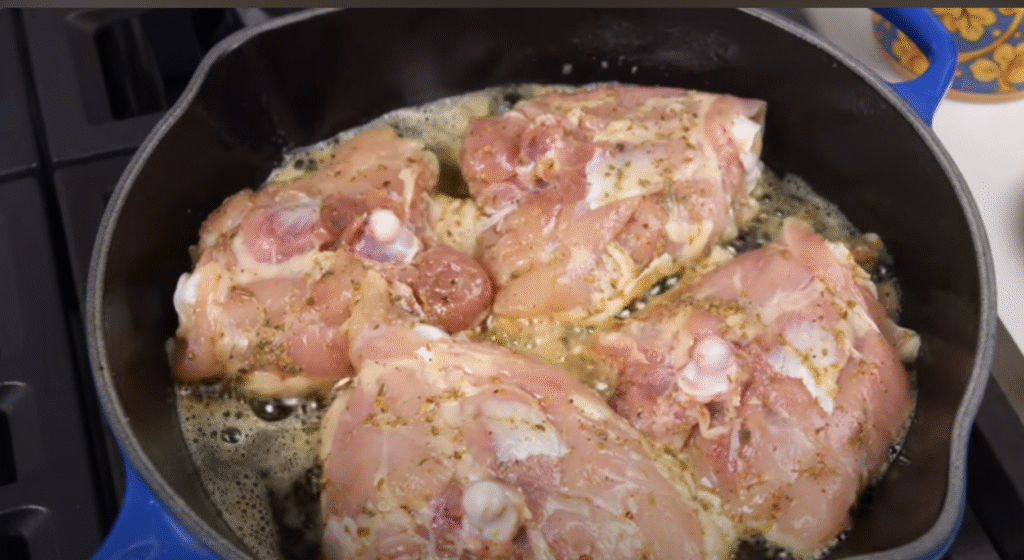 Pečená kuřecí stehna s jemnou medovo-citronovou glazurou, podávaná s voňavými bramborami a barevnou zeleninou