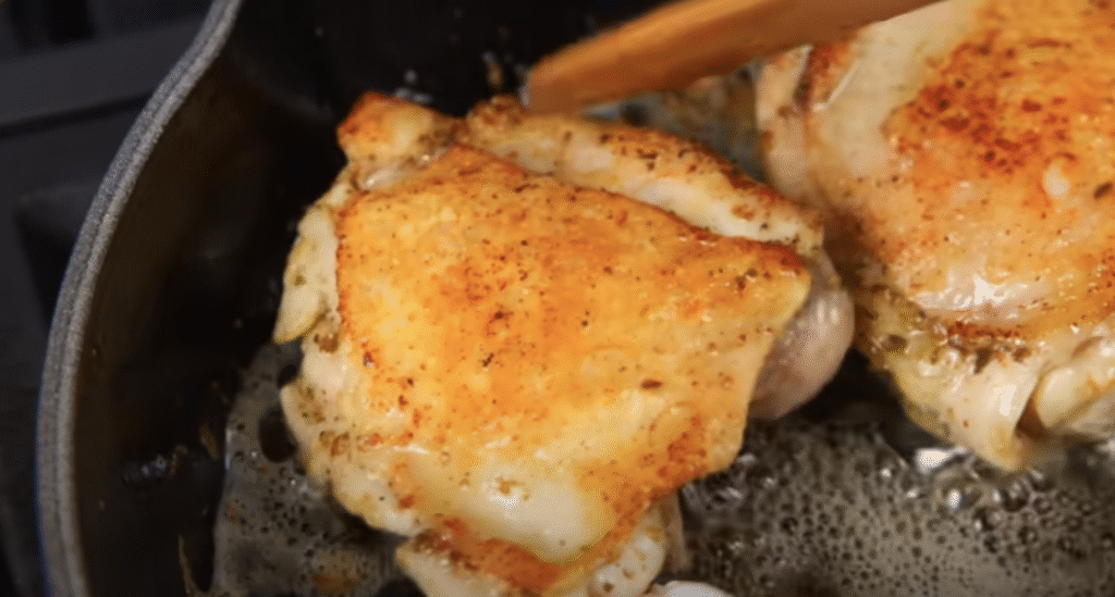 Pečená kuřecí stehna s jemnou medovo-citronovou glazurou, podávaná s voňavými bramborami a barevnou zeleninou