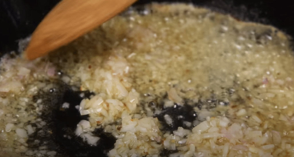 Pečená kuřecí stehna s jemnou medovo-citronovou glazurou, podávaná s voňavými bramborami a barevnou zeleninou