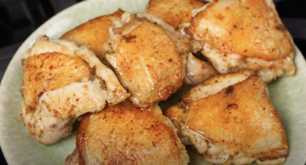 Pečená kuřecí stehna s jemnou medovo-citronovou glazurou, podávaná s voňavými bramborami a barevnou zeleninou