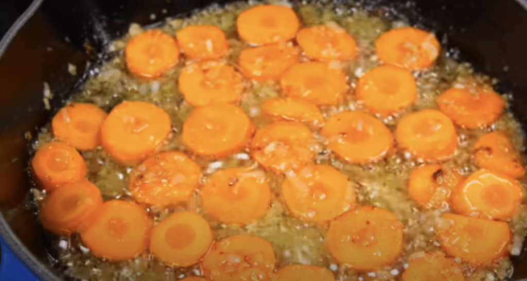 Pečená kuřecí stehna s jemnou medovo-citronovou glazurou, podávaná s voňavými bramborami a barevnou zeleninou