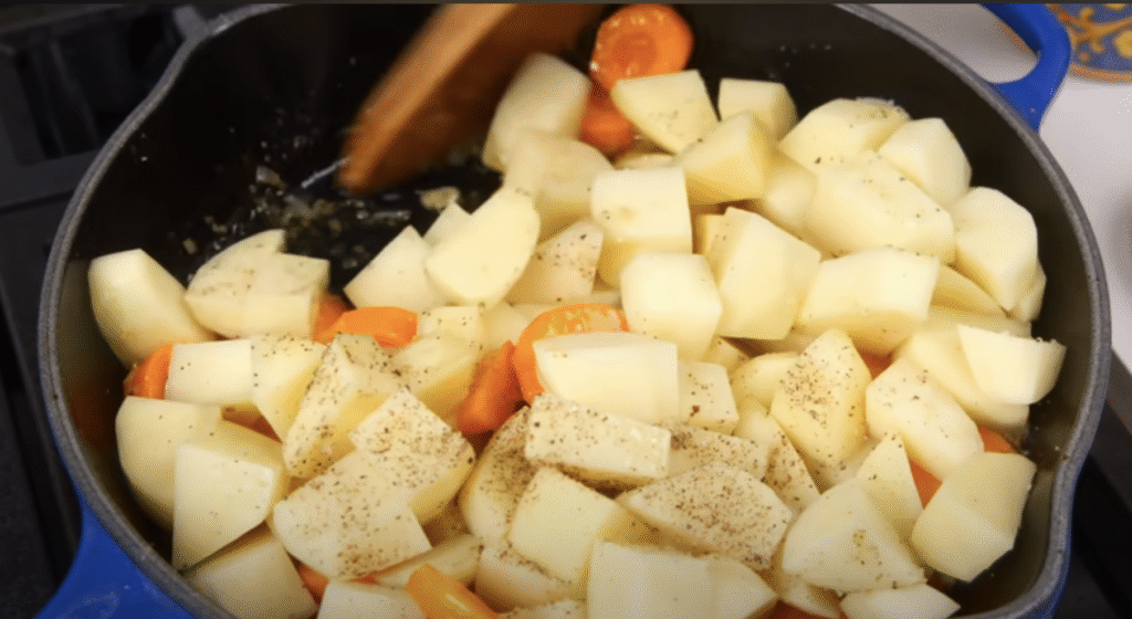 Pečená kuřecí stehna s jemnou medovo-citronovou glazurou, podávaná s voňavými bramborami a barevnou zeleninou