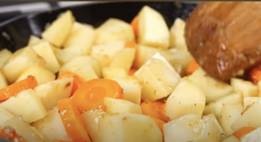 Pečená kuřecí stehna s jemnou medovo-citronovou glazurou, podávaná s voňavými bramborami a barevnou zeleninou