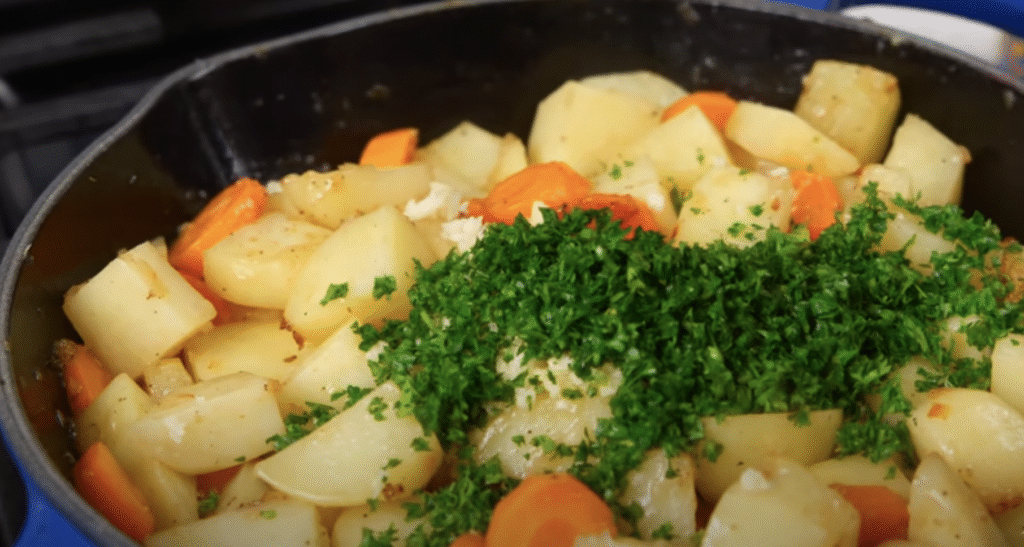 Pečená kuřecí stehna s jemnou medovo-citronovou glazurou, podávaná s voňavými bramborami a barevnou zeleninou