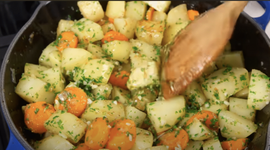 Pečená kuřecí stehna s jemnou medovo-citronovou glazurou, podávaná s voňavými bramborami a barevnou zeleninou