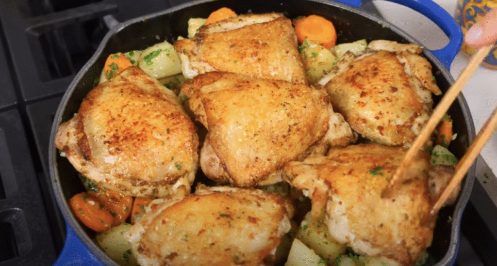 Pečená kuřecí stehna s jemnou medovo-citronovou glazurou, podávaná s voňavými bramborami a barevnou zeleninou