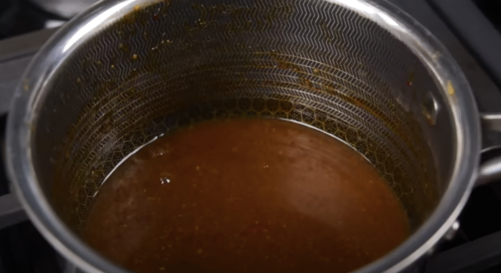 Pečená kuřecí stehna s jemnou medovo-citronovou glazurou, podávaná s voňavými bramborami a barevnou zeleninou