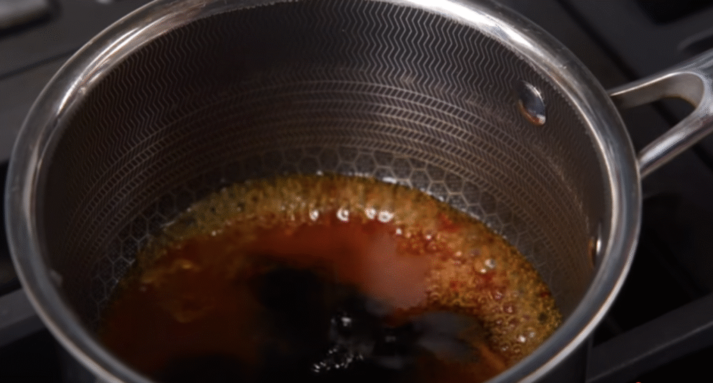 Pečená kuřecí stehna s jemnou medovo-citronovou glazurou, podávaná s voňavými bramborami a barevnou zeleninou