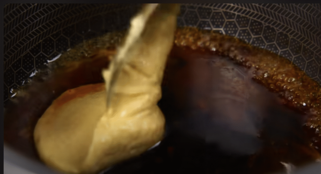 Pečená kuřecí stehna s jemnou medovo-citronovou glazurou, podávaná s voňavými bramborami a barevnou zeleninou