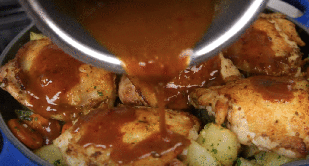 Pečená kuřecí stehna s jemnou medovo-citronovou glazurou, podávaná s voňavými bramborami a barevnou zeleninou