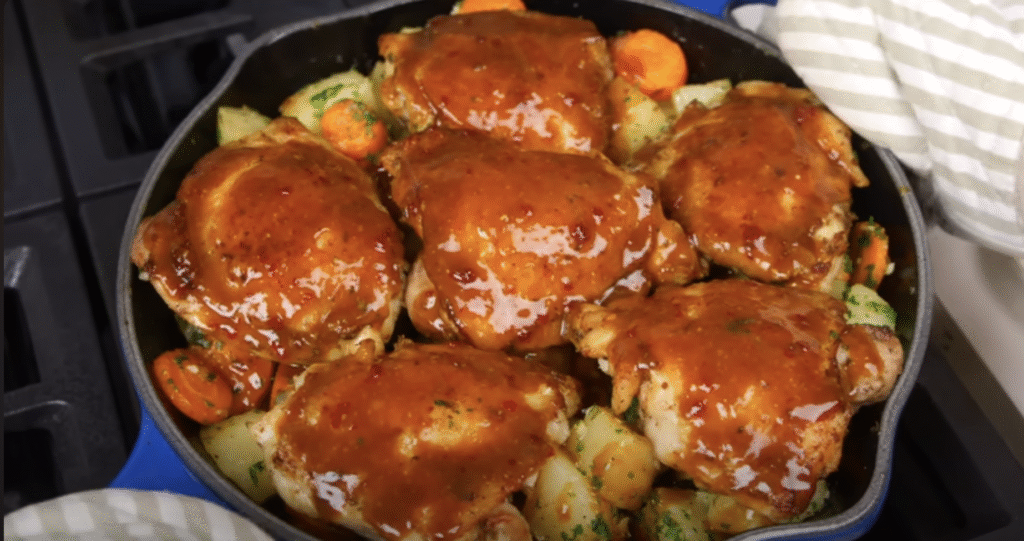 Pečená kuřecí stehna s jemnou medovo-citronovou glazurou, podávaná s voňavými bramborami a barevnou zeleninou