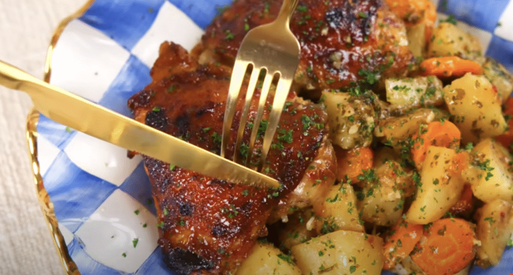 Pečená kuřecí stehna s jemnou medovo-citronovou glazurou, podávaná s voňavými bramborami a barevnou zeleninou