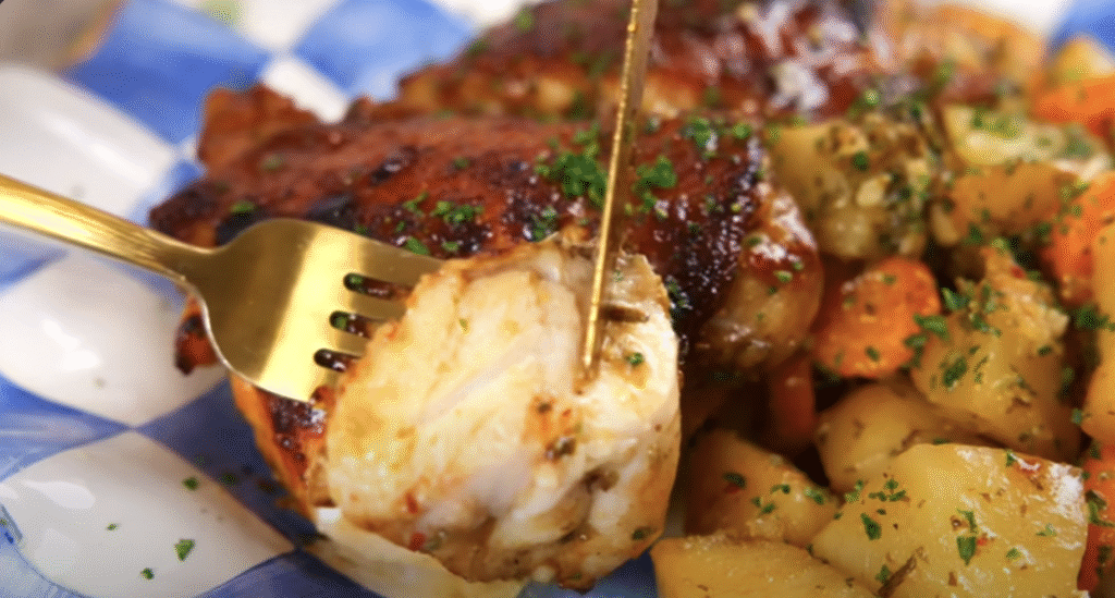 Pečená kuřecí stehna s jemnou medovo-citronovou glazurou, podávaná s voňavými bramborami a barevnou zeleninou