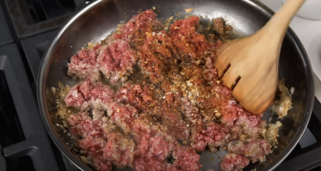 Slaný sýrový koláč s mletým hovězím – jednoduchý cheeseburger pie pro celou rodinu