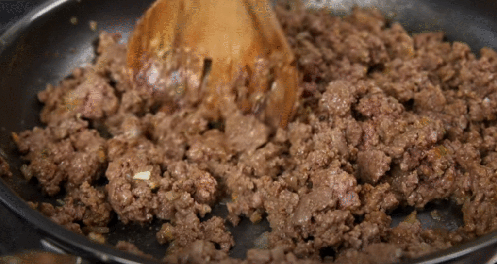 Slaný sýrový koláč s mletým hovězím – jednoduchý cheeseburger pie pro celou rodinu