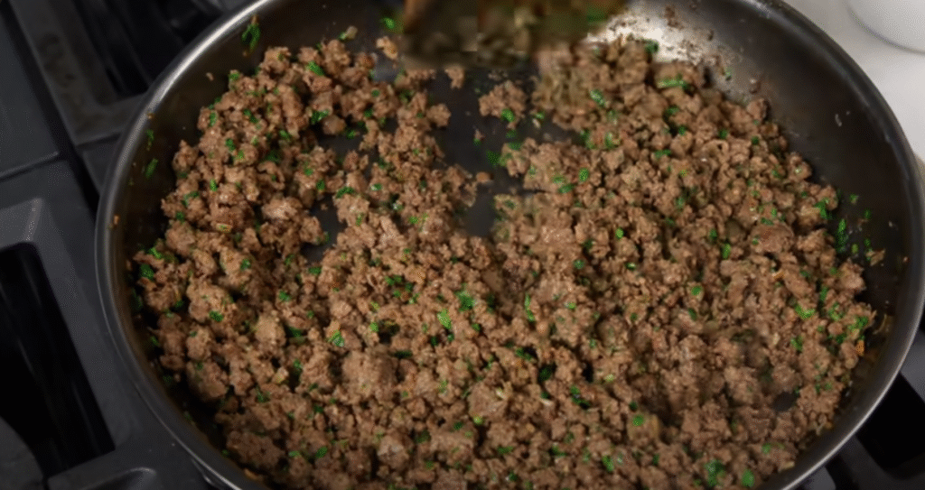 Slaný sýrový koláč s mletým hovězím – jednoduchý cheeseburger pie pro celou rodinu