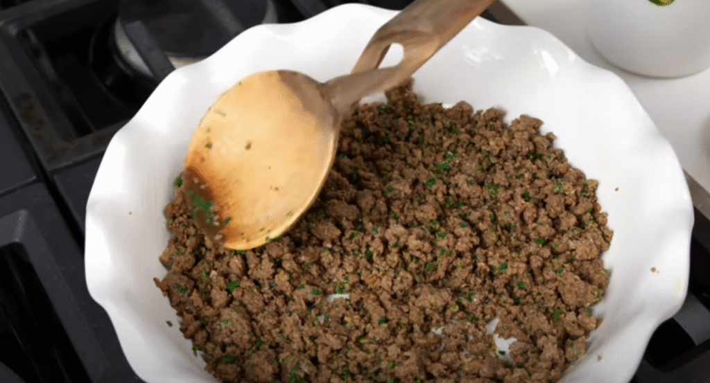 Slaný sýrový koláč s mletým hovězím – jednoduchý cheeseburger pie pro celou rodinu