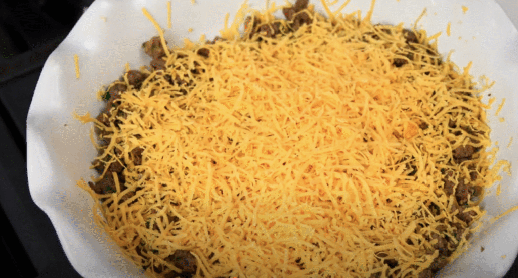 Slaný sýrový koláč s mletým hovězím – jednoduchý cheeseburger pie pro celou rodinu