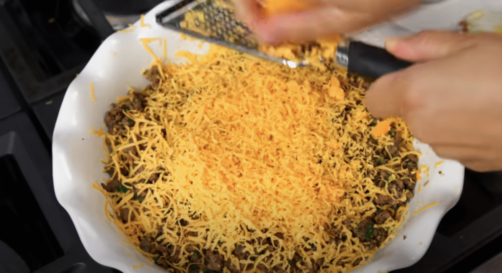 Slaný sýrový koláč s mletým hovězím – jednoduchý cheeseburger pie pro celou rodinu