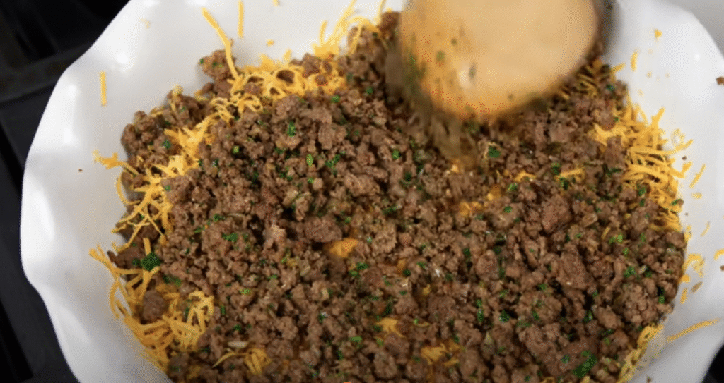 Slaný sýrový koláč s mletým hovězím – jednoduchý cheeseburger pie pro celou rodinu